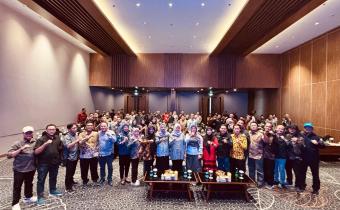 Dokumentasi bersama kegiatan Evaluasi dan Persiapan Laporan Akhir Kehumasan