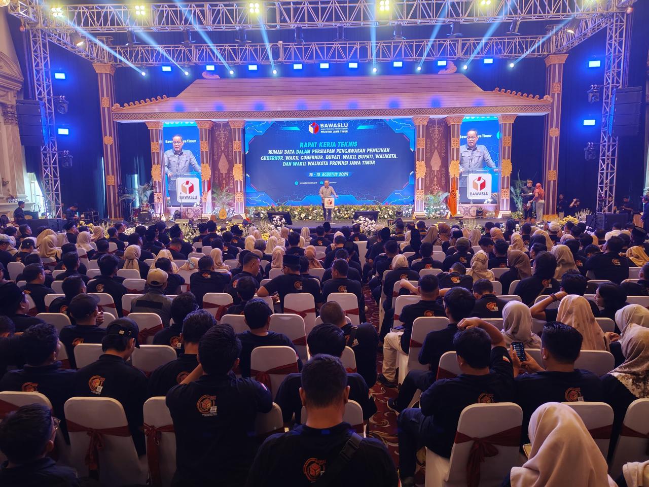 Rapat Kerja Teknis Rumah Data dalam Persiapan Pengawasan Pemilihan Gubernur, Wakil Gubernur, Bupati, Wakil Bupati, Walikota dan Wakil Walikota Provinsi Jawa Timur Tahun 2024