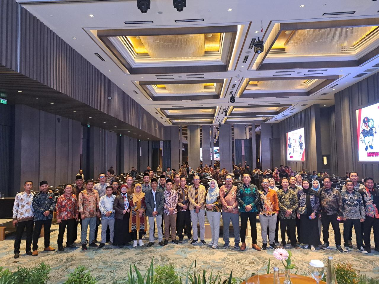 Dokumentasi seluruh peserta pada kegiatan Rapat Pimpinan Bawaslu Provinsi dan Bawaslu Kabupaten/Kota se-Provinsi Jawa Timur