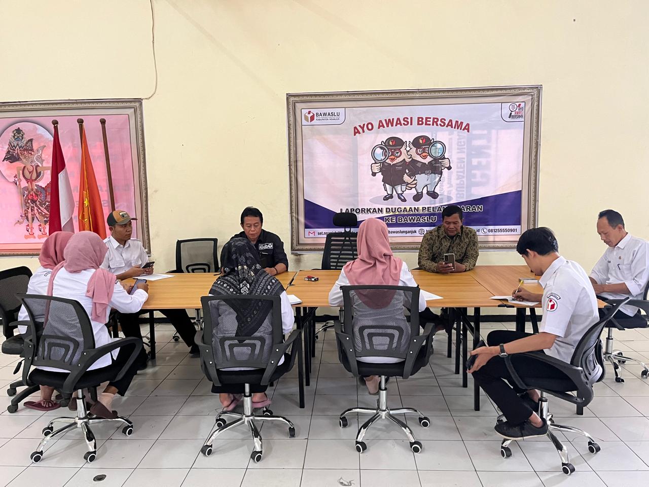 Ketua, Anggota dan Staf Sekretariat Bawaslu Nganjuk laksanakan Rapat Pleno 