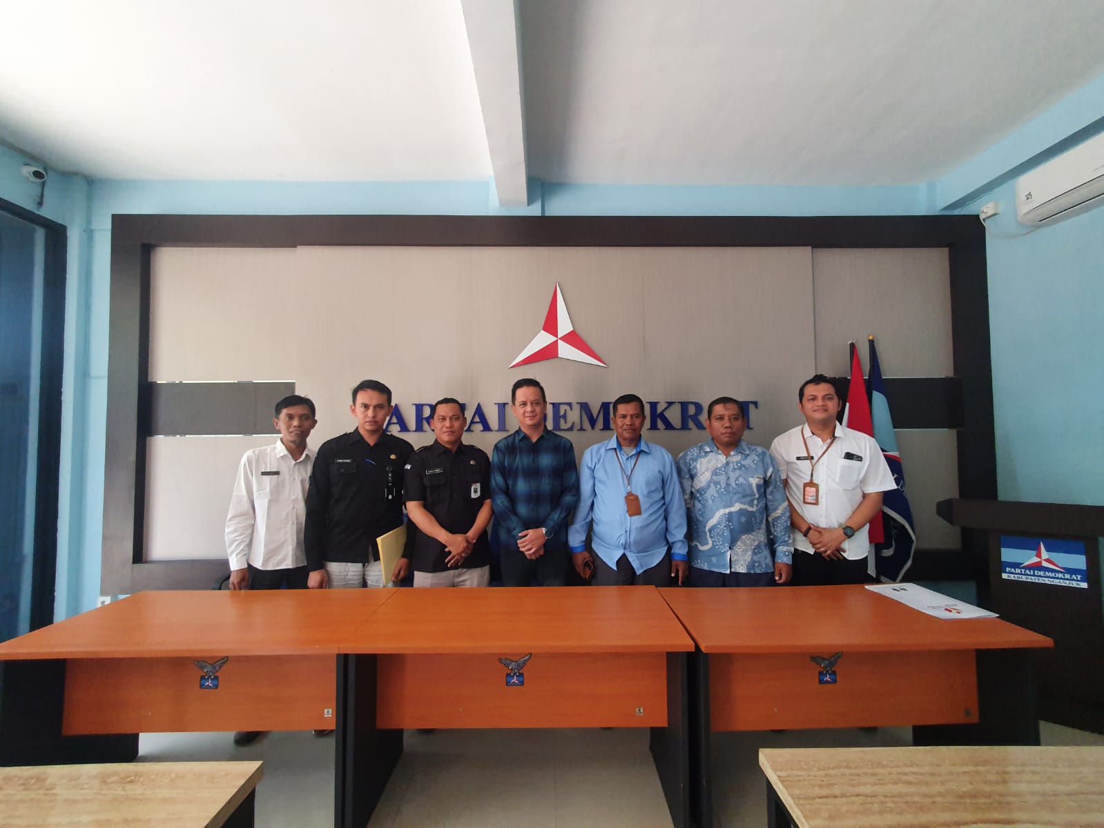 Bawaslu bersama KPU mendatangi Kantor DPC Partai Demokrat