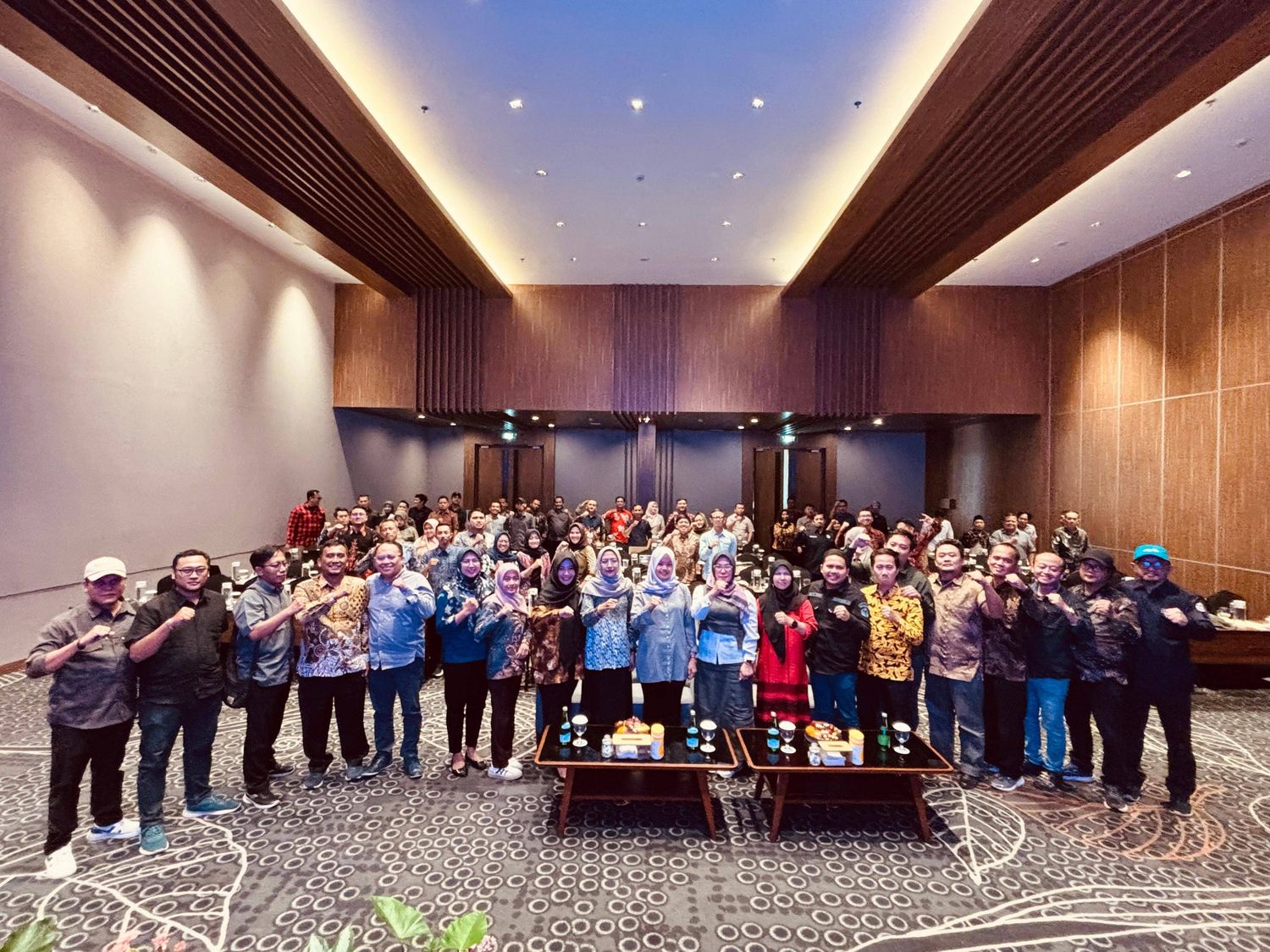 Dokumentasi bersama kegiatan Evaluasi dan Persiapan Laporan Akhir Kehumasan