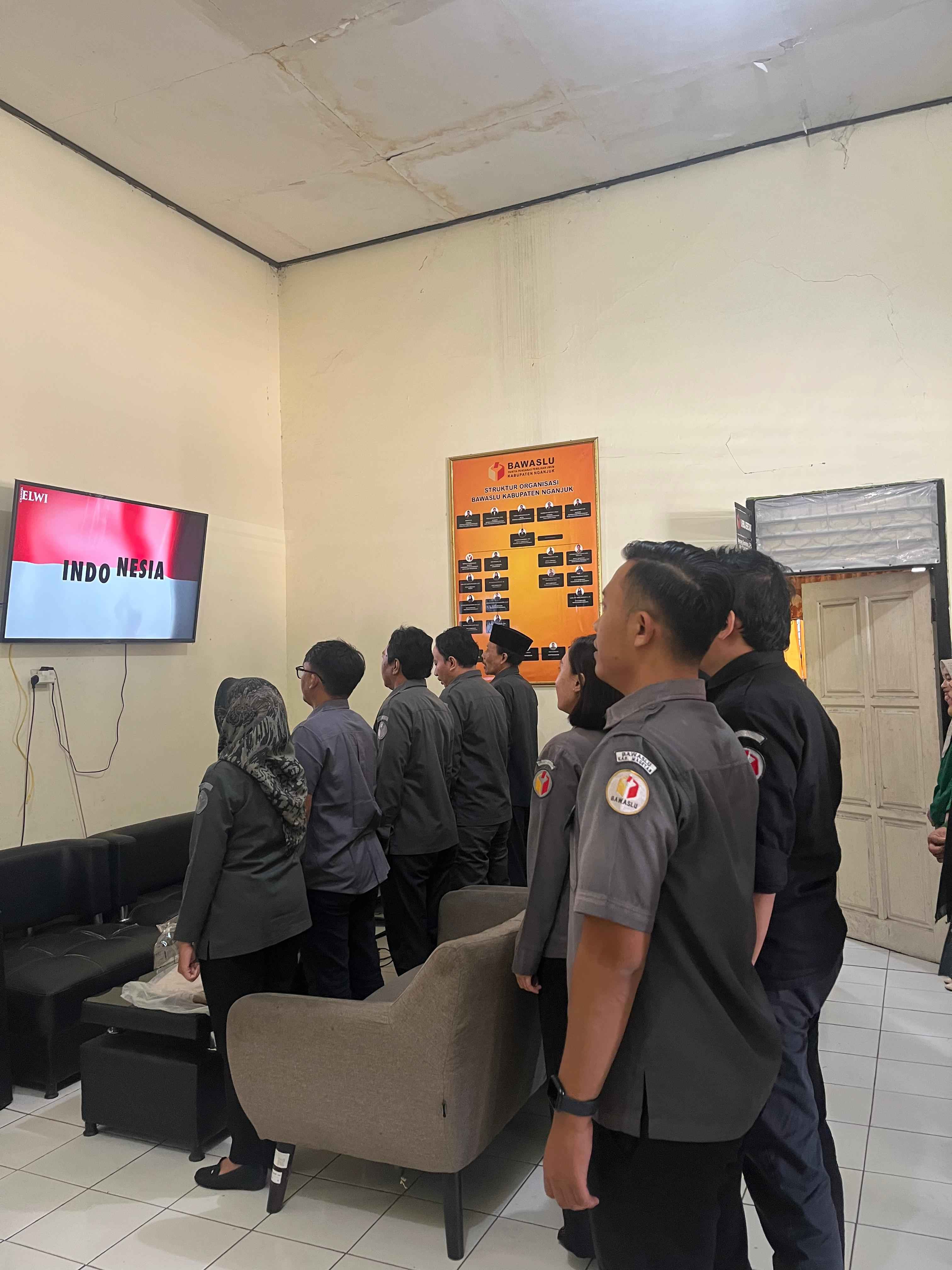 Bawaslu Nganjuk menyanyikan dan mendengarkan Indonesia Raya