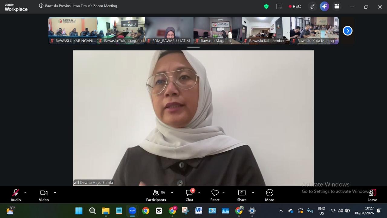 Dewita Hayu Shinta membuka acara dalam giat Zoom Meeting Lomba Video
