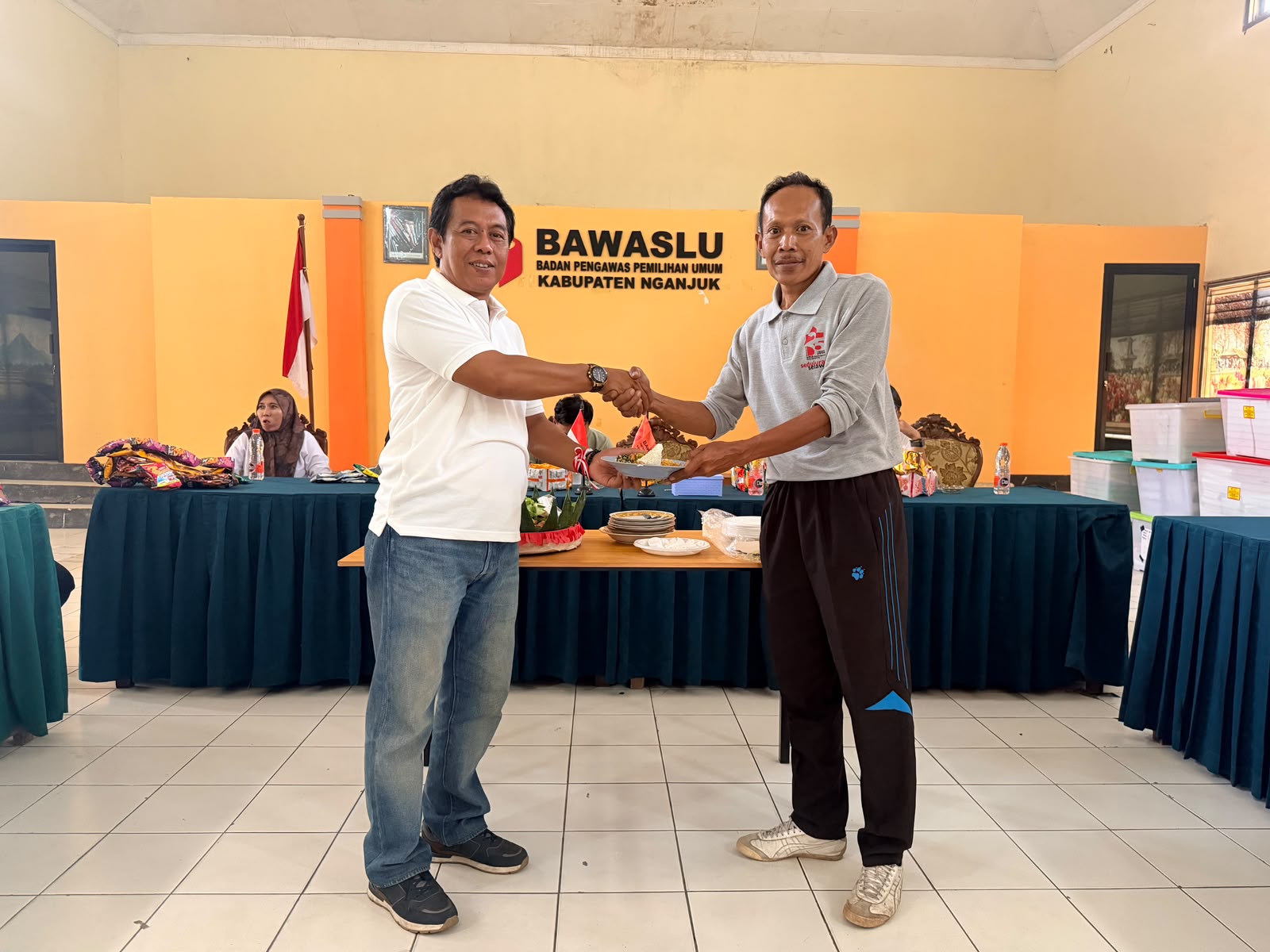 penyerahan tumpeng dari ketua ke kasek