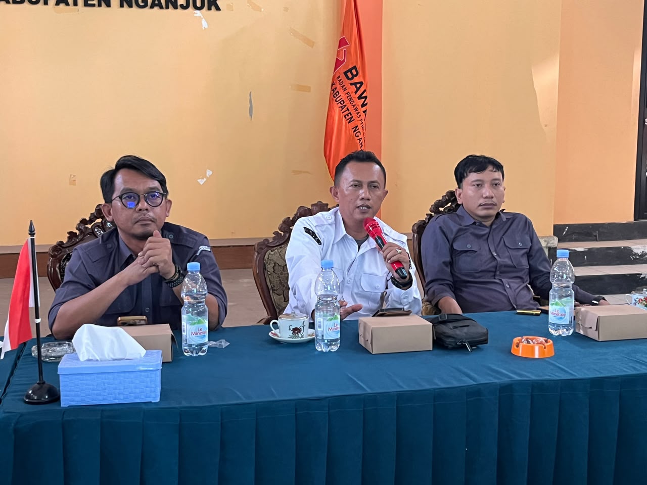 Anggota KPU Nganjuk Yusuf berikan tanggapan