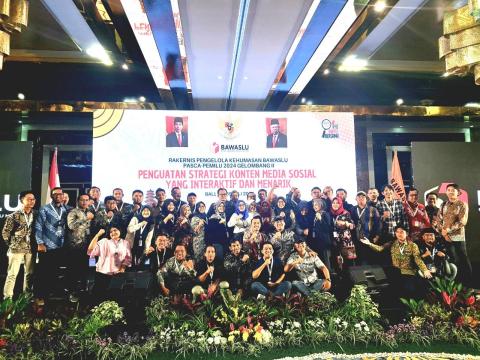 Dokumentasi seluruh staf Provinsi dan Kabupaten /Kota dalam Rapat Kerja Teknis Pengelolaan Kehumasan Bawaslu Pasca Pemilu 2024 Gelombang II 