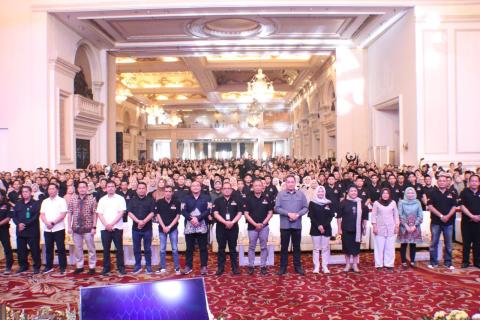 Dokumentasi bersama pada Rapat Kerja Teknis Rumah Data dalam Persiapan Pengawasan Pemilihan Gubernur, Wakil Gubernur, Bupati, Wakil Bupati, Walikota dan Wakil Walikota Provinsi Jawa Timur Tahun 2024