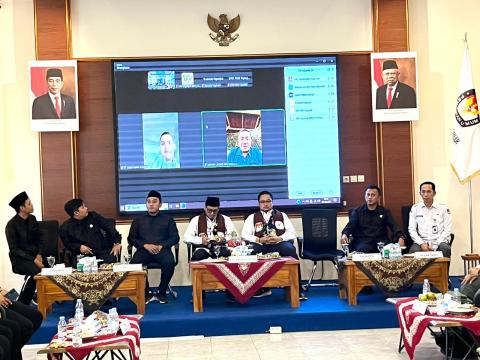 Bawaslu lakukan pengawasan konfirmasi kehadiran melalui Vidio Conference (VC)  oleh KPU Nganjuk