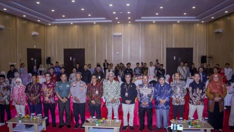 Bawaslu Nganjuk berfoto bersama seluruh peserta kegiatan Literasi Demokrasi 