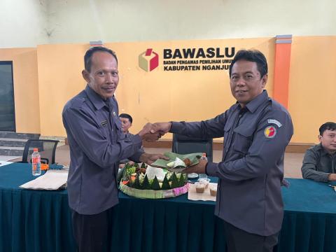 Simbolis penyerahan tumpeng dari Kasek kepada Ketua Bawaslu Nganjuk