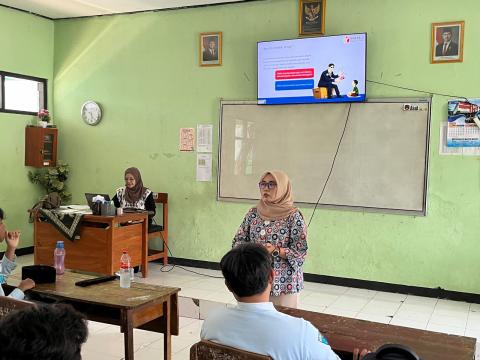 Fina Lutfiana sebagai narasumber MAN 2 Nganjuk