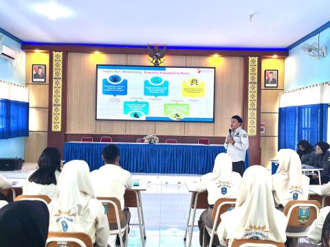 Anam menjadi pemateri di SMADA Ngk