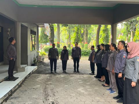 Arahan didepan seluruh jajaran staf sekretariat 