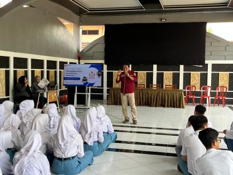 Yudha mengisi materi di SMA 3