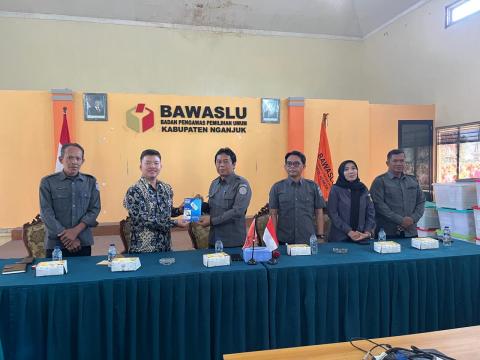 Dosen Pembimbing serahkan Buku pedoman Penilaian Magang