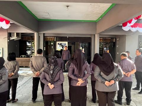 Jajaran staf Sekretariat Bawaslu Kabupaten Nganjuk