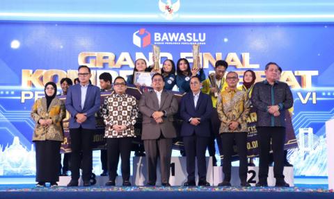 Seluruh peserta Debat mengikuti 