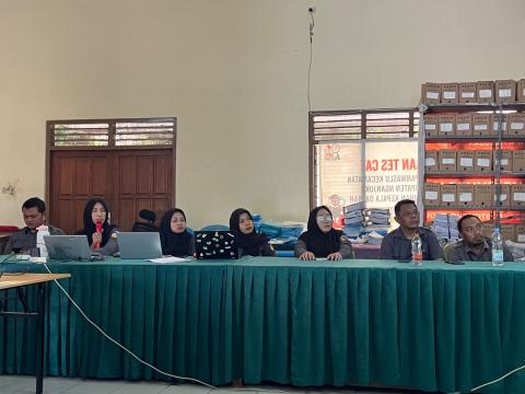 Diah nawang menjelaskan materi