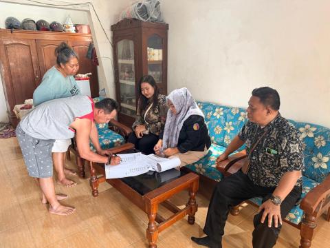 Staf melaksanakn pengisiam riset