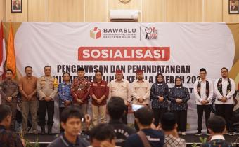 Sosialisasi Pengawasan dan Penandatanganan Paslon Bupati