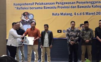 Bawaslu Kabupaten Nganjuk raih Penghargaan Terbaik Kategori 