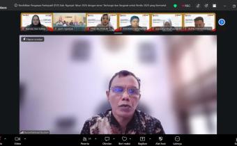 Anggota Bawaslu Provinsi Jawa Timur Rusmi berikan sambutan